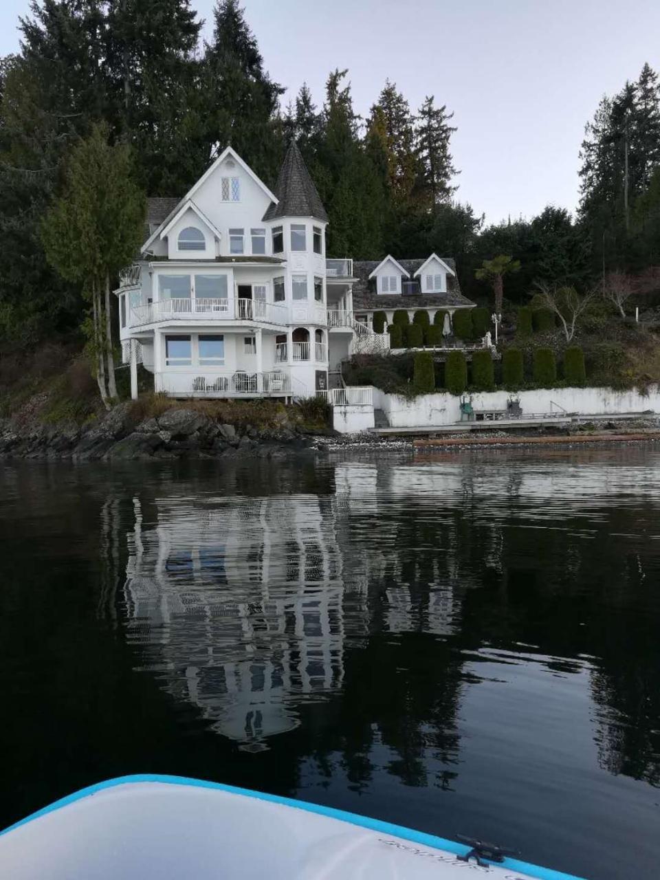 温哥华岛城堡海湾酒店 彻梅纳斯 外观 照片